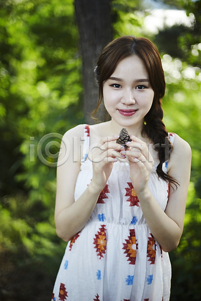 휴식 20대 사람 성인여자한명만 여자 한국인 한명 JPG 앞모습 포토 나무 들기 맑음 미소(표정) 비치웨어 상반신 서기 솔방울 숲 숲속 야외 여름(계절) 영흥도 자연 힐링