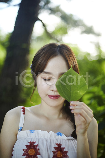 20대 사람 성인여자한명만 여자 한국인 한명 JPG 앞모습 포토 나무 나뭇잎 눈감음 들기 맑음 비치웨어 상반신 서기 야외 얼굴가리기 여름(계절) 영흥도 자연 힐링