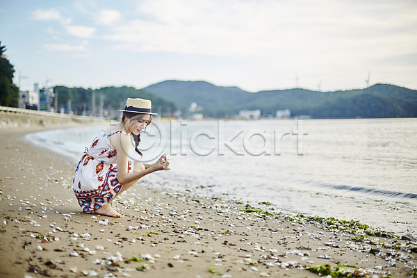 휴식 20대 사람 성인여자한명만 여자 한국인 한명 JPG 옆모습 포토 들기 맑음 맨발 모래사장 물결 비치웨어 손짓 앉기 야외 여름(계절) 영흥도 응시 전신 조개껍데기 조약돌 주간 챙모자 파도 해변