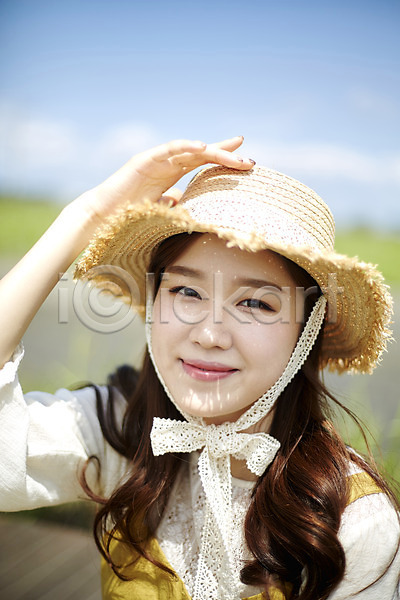 20대 사람 성인여자한명만 여자 한국인 한명 JPG 앞모습 포토 갈대습지 맑음 미소(표정) 상반신 서기 손짓 야외 우음도 응시 잡기 주간 챙모자 하늘