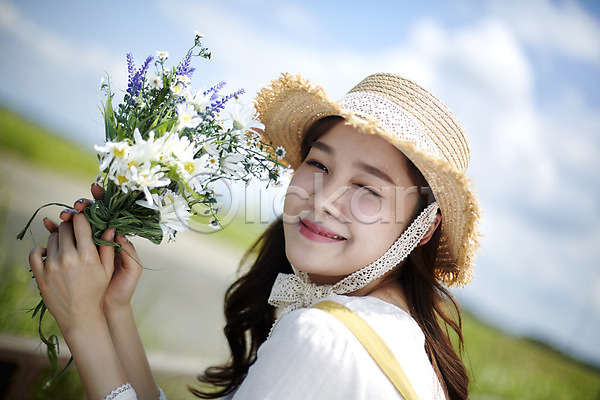 20대 사람 성인여자한명만 여자 한국인 한명 JPG 앞모습 포토 갈대습지 구름(자연) 꽃 꽃다발 들기 상반신 야외 우음도 윙크 주간 챙모자