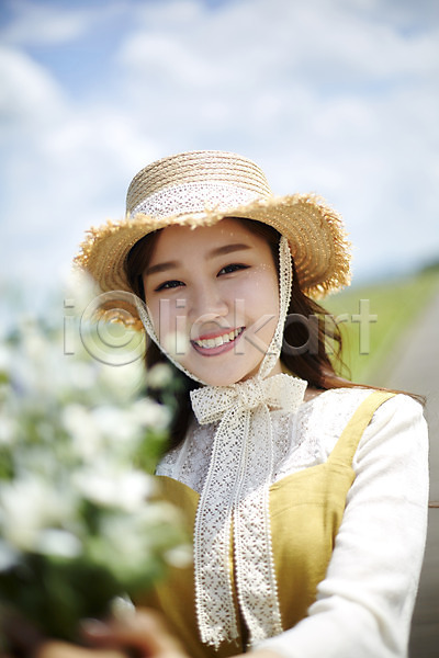 행복 20대 사람 성인여자한명만 여자 한국인 한명 JPG 앞모습 포토 갈대습지 구름(자연) 꽃 꽃다발 들기 맑음 미소(표정) 상반신 야외 우음도 주간 챙모자 힐링