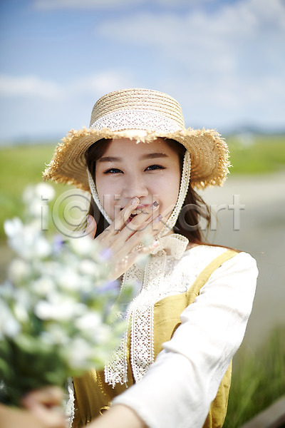 행복 20대 사람 성인여자한명만 여자 한국인 한명 JPG 앞모습 포토 갈대습지 꽃 꽃다발 들기 맑음 미소(표정) 상반신 야외 우음도 주간 챙모자 힐링