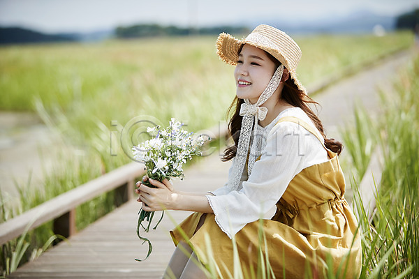 휴식 20대 사람 성인여자한명만 여자 한국인 한명 JPG 옆모습 포토 갈대습지 꽃다발 다리(건축물) 들기 미소(표정) 상반신 앉기 야외 여름(계절) 우음도 응시 주간 챙모자 힐링