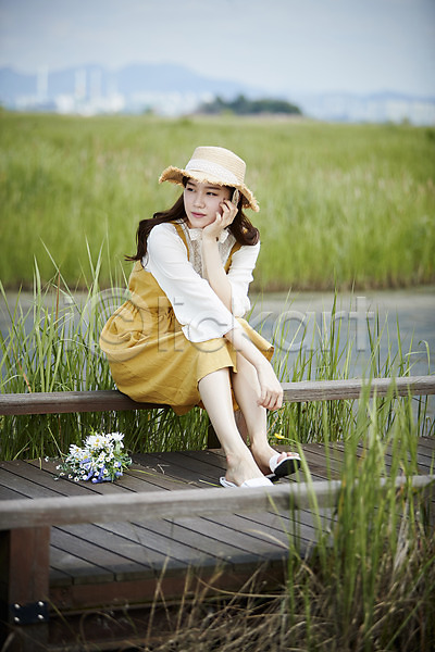 휴식 20대 사람 성인여자한명만 여자 한국인 한명 JPG 앞모습 포토 갈대습지 꽃 꽃다발 다리(건축물) 맑음 앉기 야외 여름(계절) 우음도 응시 전신 주간 챙모자 턱괴기 힐링