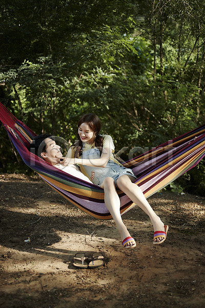사랑 휴식 20대 남자 두명 사람 성인만 여자 한국인 JPG 앞모습 옆모습 포토 눕기 마주보기 미소(표정) 상반신 숲속 앉기 야외 여행 영흥도 전신 주간 캠핑 커플 해먹