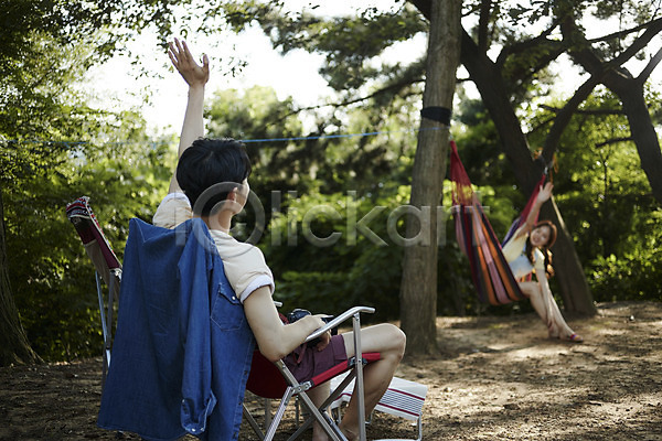 20대 남자 두명 사람 성인만 여자 한국인 JPG 뒷모습 앞모습 포토 마주보기 손들기 숲속 앉기 야외 야외의자 여행 영흥도 인사 전신 주간 캠핑 커플 해먹