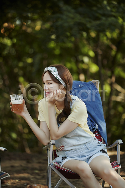 20대 사람 성인여자한명만 여자 한국인 한명 JPG 옆모습 포토 들기 맥주 미소(표정) 상반신 숲 앉기 야외 야외의자 여행 영흥도 응시 주간 캠핑