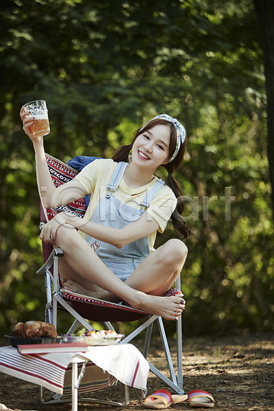 20대 사람 성인여자한명만 여자 한국인 한명 JPG 앞모습 포토 나무 들기 맥주 미소(표정) 슬리퍼 앉기 야외 야외의자 야외테이블 여행 영흥도 전신 주간 치맥 치킨 캠핑