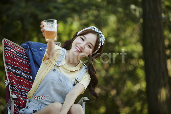 20대 사람 성인여자한명만 여자 한국인 한명 JPG 앞모습 포토 들기 맥주 머리띠 미소(표정) 상반신 앉기 야외 야외의자 여행 영흥도 주간 캠핑