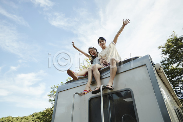 즐거움 20대 남자 두명 사람 성인만 여자 한국인 JPG 로우앵글 앞모습 포토 구름(자연) 나무 앉기 야외 여행 영흥도 전신 주간 지붕 캠핑 캠핑카 커플 팔벌리기 하늘