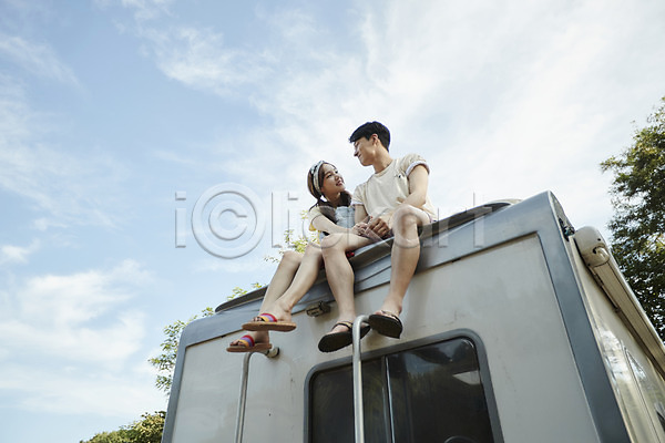 20대 남자 두명 사람 성인만 여자 한국인 JPG 앞모습 옆모습 포토 구름(자연) 나무 마주보기 미소(표정) 손잡기 앉기 야외 여행 영흥도 전신 주간 지붕 캠핑 캠핑카 커플 하늘