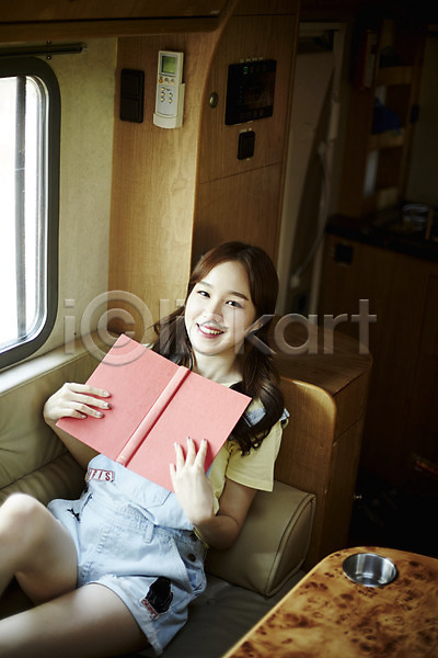 휴식 20대 사람 성인여자한명만 여자 한국인 한명 JPG 앞모습 포토 독서 들기 미소(표정) 상반신 실내 앉기 영흥도 주간 책 캠핑 캠핑카