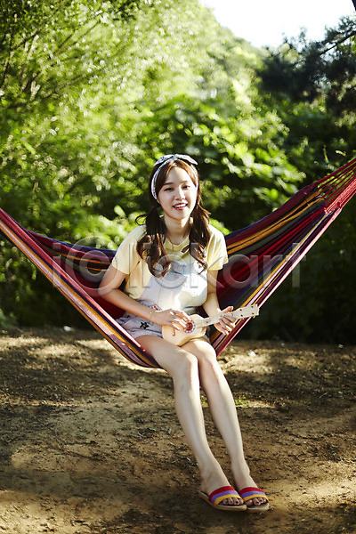 행복 20대 사람 성인여자한명만 여자 한국인 한명 JPG 앞모습 포토 나무 앉기 야외 여름(계절) 연주 영흥도 우쿨렐레 전신 주간 캠핑 해먹