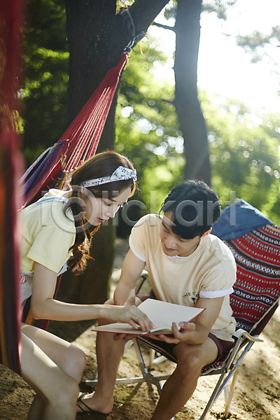 행복 20대 남자 두명 사람 성인만 여자 한국인 JPG 앞모습 옆모습 포토 독서 야외 야외의자 여름(계절) 영흥도 전신 주간 책 캠핑 커플 해먹
