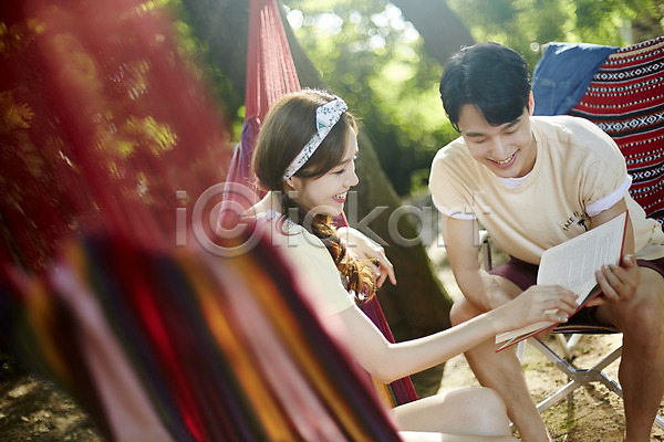 행복 20대 남자 두명 사람 성인만 여자 한국인 JPG 앞모습 옆모습 포토 독서 미소(표정) 상반신 야외 야외의자 여름(계절) 영흥도 주간 책 캠핑 커플 해먹