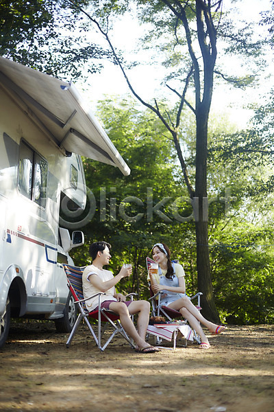 행복 20대 남자 두명 사람 성인만 여자 한국인 JPG 앞모습 옆모습 포토 나무 마주보기 맥주 미소(표정) 앉기 야외 야외의자 야외테이블 여름(계절) 여행 영흥도 전신 주간 책 캠핑 캠핑카 커플