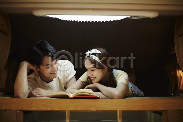 사랑 행복 20대 남자 두명 사람 성인만 여자 한국인 JPG 앞모습 포토 내부 독서 등불 미소(표정) 상반신 야외 엎드리기 여름(계절) 영흥도 주간 책 캠핑 캠핑카 커플