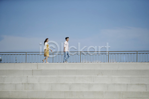 사랑 행복 20대 남자 두명 사람 성인만 여자 한국인 JPG 옆모습 포토 걷기 계단 구름(자연) 난간 맑음 바다 야외 영흥도 전신 주간 커플 하늘
