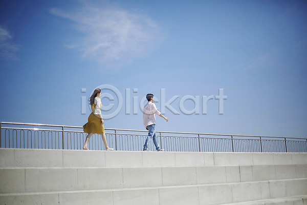 사랑 행복 20대 남자 두명 사람 성인만 여자 한국인 JPG 뒷모습 옆모습 포토 걷기 계단 구름(자연) 난간 맑음 바다 야외 영흥도 전신 주간 커플 하늘