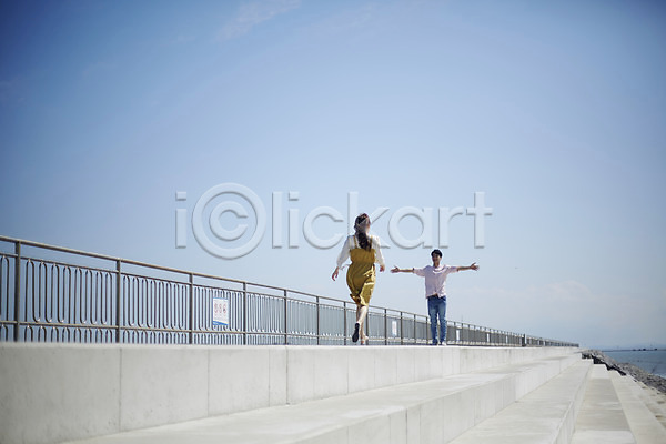사랑 행복 20대 남자 두명 사람 성인만 여자 한국인 JPG 뒷모습 앞모습 포토 계단 구름(자연) 난간 달리기 마주보기 맑음 바다 야외 영흥도 전시 주간 커플 팔벌리기 하늘