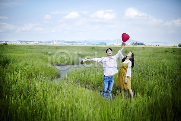 다정 행복 20대 남자 두명 사람 성인만 여자 한국인 JPG 앞모습 포토 갈대습지 구름(자연) 들기 맑음 미소(표정) 서기 야외 우음도 전신 주간 커플 팔벌리기 하늘 하트 하트풍선