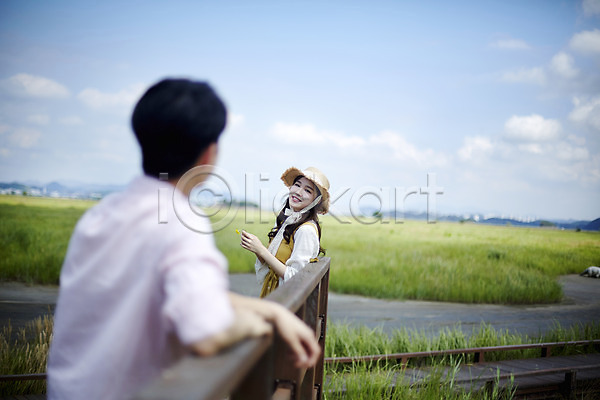 사랑 행복 20대 남자 두명 사람 성인만 여자 한국인 JPG 뒷모습 앞모습 포토 갈대습지 구름(자연) 기댐 다리(건축물) 맑음 미소(표정) 상반신 서기 야외 우음도 주간 커플 하늘