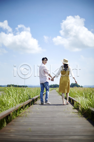 사랑 행복 20대 남자 두명 사람 성인만 여자 한국인 JPG 뒷모습 포토 갈대밭 갈대습지 걷기 구름(자연) 다리(건축물) 뒤돌아보기 맑음 미소(표정) 손잡기 야외 여름(계절) 우음도 전신 주간 커플 하늘