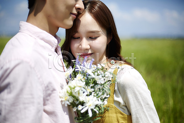 다정 사랑 행복 20대 남자 두명 사람 성인만 여자 한국인 JPG 근접촬영 앞모습 포토 갈대밭 갈대습지 꽃다발 눈감음 맑음 미소(표정) 상반신 서기 안기 야외 얼굴 여름(계절) 우음도 주간 커플
