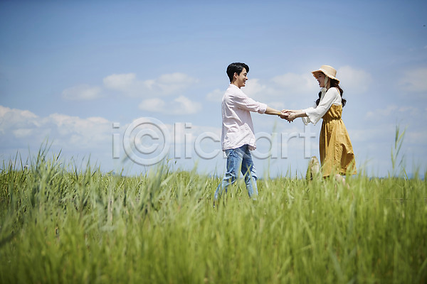 다정 사랑 행복 20대 남자 두명 사람 성인 성인만 여자 한국인 JPG 옆모습 포토 갈대밭 갈대습지 걷기 구름(자연) 맑음 미소(표정) 상반신 손잡기 야외 여름(계절) 우음도 주간 커플 하늘 힐링