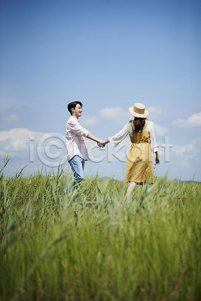 다정 사랑 행복 20대 남자 두명 사람 성인만 여자 한국인 JPG 뒷모습 옆모습 포토 갈대밭 갈대습지 걷기 구름(자연) 맑음 미소(표정) 상반신 손잡기 야외 여름(계절) 우음도 주간 커플 하늘