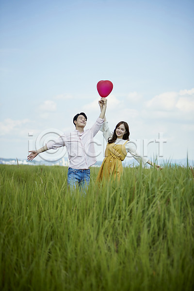 사랑 행복 20대 남자 두명 사람 성인만 여자 한국인 JPG 앞모습 포토 갈대밭 갈대습지 구름(자연) 들기 맑음 미소(표정) 상반신 서기 야외 여름(계절) 우음도 주간 커플 팔벌리기 하늘 하트풍선