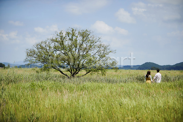 20대 남자 두명 사람 성인만 여자 한국인 JPG 뒷모습 포토 갈대밭 갈대습지 걷기 구름(자연) 나무 맑음 산 상반신 손잡기 야외 여름(계절) 우음도 응시 주간 커플 하늘 한그루