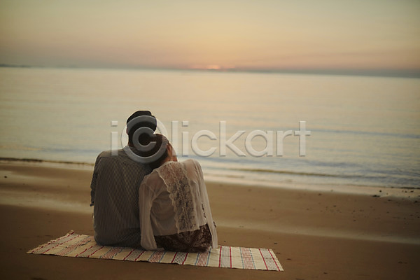 로맨틱 20대 남자 두명 사람 성인만 여자 한국인 JPG 뒷모습 포토 기댐 돗자리 물결 상반신 앉기 야외 여름(계절) 영흥도 응시 일몰 주간 커플 파도 해변