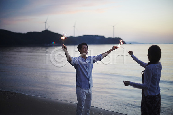 로맨틱 즐거움 20대 남자 두명 사람 성인만 여자 한국인 JPG 뒷모습 앞모습 포토 마주보기 모래사장 물결 미소(표정) 불꽃놀이 상반신 서기 야외 여름(계절) 영흥도 주간 커플 팔벌리기 풍력에너지 해변