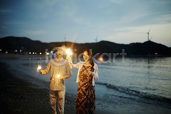 로맨틱 즐거움 20대 남자 두명 사람 성인만 여자 한국인 JPG 앞모습 포토 물결 미소(표정) 불꽃놀이 상반신 서기 야간 야외 여름(계절) 영흥도 커플 파도 풍력에너지 하늘 해변