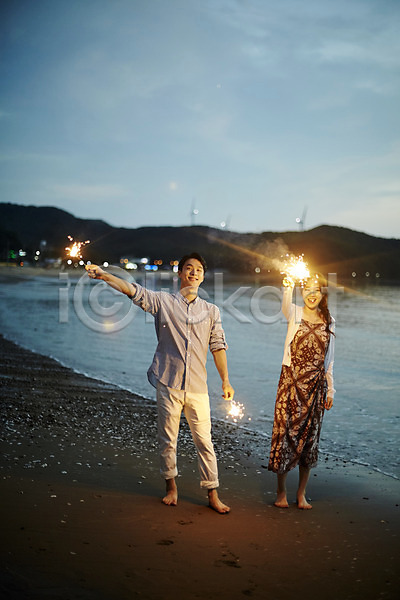 로맨틱 즐거움 20대 남자 두명 사람 성인만 여자 한국인 JPG 앞모습 포토 구름(자연) 맨발 물결 미소(표정) 불꽃놀이 서기 야간 야외 여름(계절) 영흥도 전신 조약돌 커플 하늘 해변