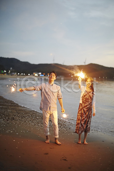 로맨틱 즐거움 20대 남자 두명 사람 성인만 여자 한국인 JPG 앞모습 포토 구름(자연) 맨발 물결 미소(표정) 불꽃놀이 서기 손들기 야외 여름(계절) 영흥도 전신 조약돌 주간 커플 하늘 해변