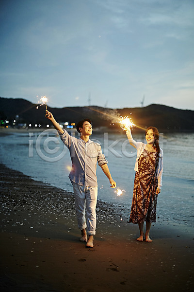 로맨틱 즐거움 20대 남자 두명 사람 성인만 여자 한국인 JPG 앞모습 포토 맨발 모래사장 물결 미소(표정) 불꽃놀이 서기 손들기 야간 야외 여름(계절) 영흥도 전신 조약돌 커플 해변