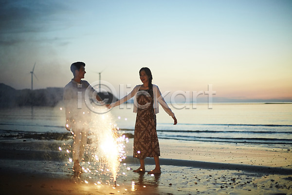 로맨틱 즐거움 20대 남자 두명 사람 성인만 여자 한국인 JPG 앞모습 옆모습 포토 물결 미소(표정) 불꽃놀이 서기 손잡기 야간 야외 여름(계절) 영흥도 일몰 전신 조약돌 커플 파도 풍력에너지 해변