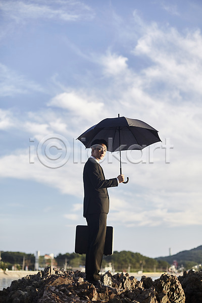 20대 남자 사람 성인남자한명만 한국인 한명 JPG 앞모습 포토 갯바위 구름(자연) 들기 비즈니스맨 서기 서류가방 소확행 숲 암석 야외 영흥도 우산 전신 정장 주간 하늘 해변 해안도시