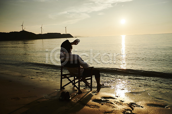 휴식 20대 남자 사람 성인남자한명만 한국인 한명 JPG 뒷모습 포토 구름(자연) 맨발 모래사장 물결 반사 발자국 빛 소확행 손들기 앉기 야외 얼굴가리기 영흥도 의자 전신 주간 태양 파도 풍력에너지 해변 힐링