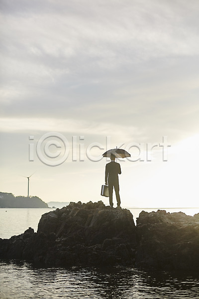 20대 남자 사람 성인남자한명만 한국인 한명 JPG 뒷모습 포토 갯바위 구름(자연) 비즈니스맨 서기 서류가방 소확행 암석 야외 영흥도 우산 응시 전신 정장 주간 풍력에너지 하늘 해변