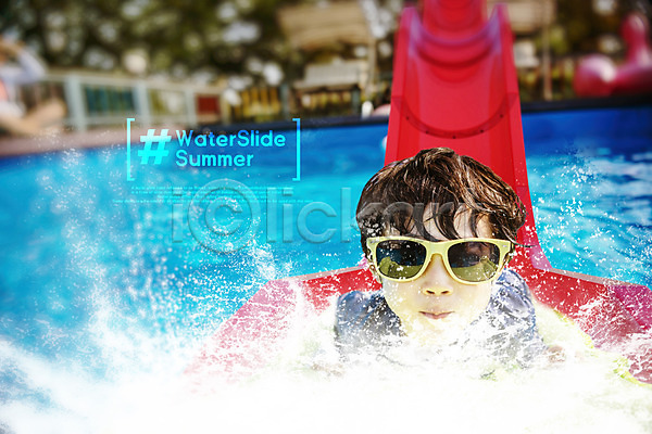 즐거움 남자 소년한명만 어린이 한국인 한명 PSD 디지털합성 아웃포커스 편집이미지 바캉스 상반신 선글라스 수영장 엎드리기 여름(계절) 여름휴가 웃음 워터슬라이드