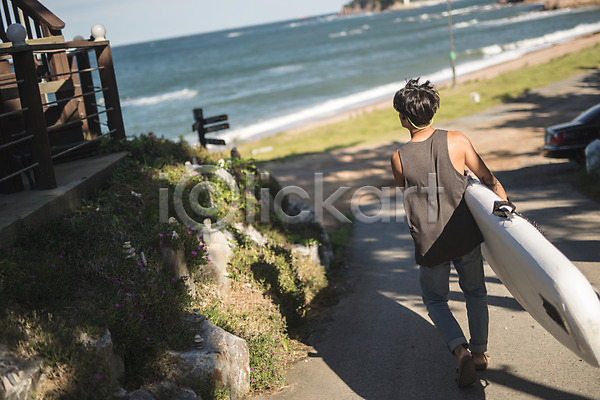 20대 남자 사람 성인남자한명만 한국인 한명 JPG 뒷모습 포토 걷기 들기 시골길 야외 어촌마을 여름(계절) 운반 전신 주간 태안 패들보드 펜션 해변