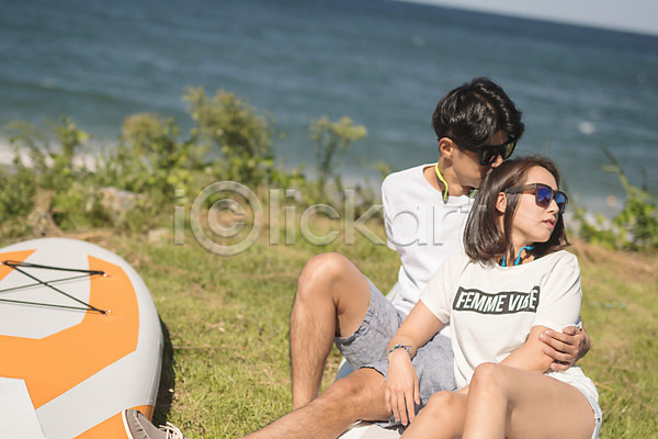20대 남자 두명 사람 성인만 여자 한국인 JPG 앞모습 포토 기댐 맑음 안기 앉기 야외 여름(계절) 응시 전신 주간 커플 태안 패들보드 해변