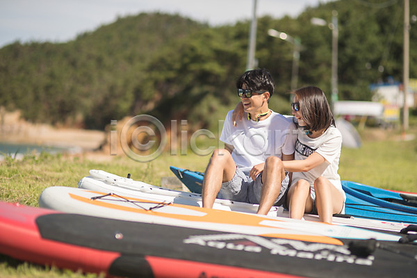 즐거움 20대 남자 두명 사람 성인만 여자 한국인 JPG 앞모습 포토 맑음 숲 앉기 야외 어깨에손 언덕 여름(계절) 웃음 전신 주간 커플 태안 패들보드