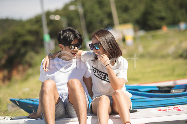 즐거움 20대 남자 두명 사람 성인만 여자 한국인 JPG 앞모습 포토 맑음 숲 앉기 야외 어깨에손 여름(계절) 웃음 전신 주간 커플 태안 패들보드