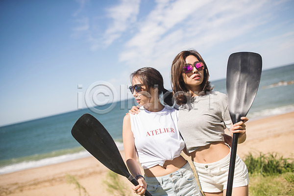 20대 30대 두명 사람 성인여자만 여자 한국인 JPG 포토 구름(자연) 바다 상반신 서기 야외 어깨에손 여름(계절) 응시 주간 태안 패들 하늘