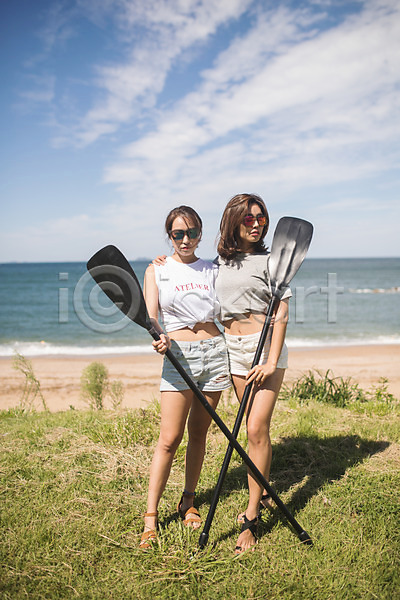 20대 30대 두명 사람 성인여자만 여자 한국인 JPG 앞모습 포토 구름(자연) 바다 서기 야외 어깨에손 여름(계절) 응시 전신 주간 태안 패들 하늘